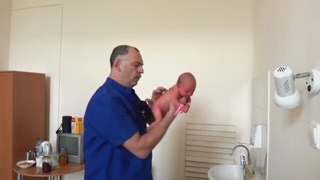 Doktordan Bebeğe İşkence Gibi Muayene